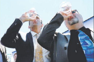 Mayors of San Jose and Santa Clara drink recycled water.png
